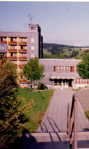 30 Jahre Familienhotel | Geschichte Thüringer Wald Chronikbild des Hotels mit altem Spielplatz, altem Eingang und unrestaurierten Balkonen